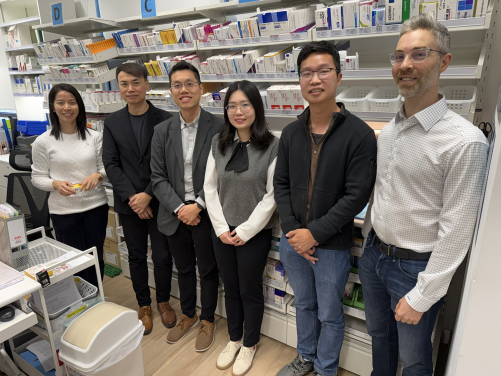 港大醫學院證實他汀類藥物能有效降低心血管疾病風險，且不會增加嚴重不良反應的發生機率，為未來治療高膽固醇的臨床實踐提供指導方向。此研究由尹旭輝教授（左三）領導。